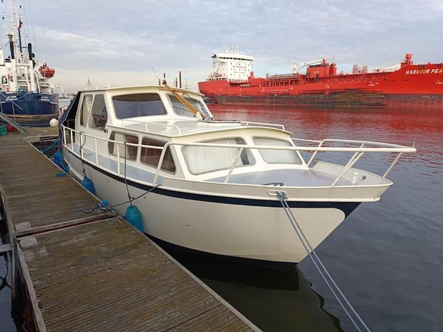 Suesses Motorboot - Bremen Ueberseestadt Exteriör bild