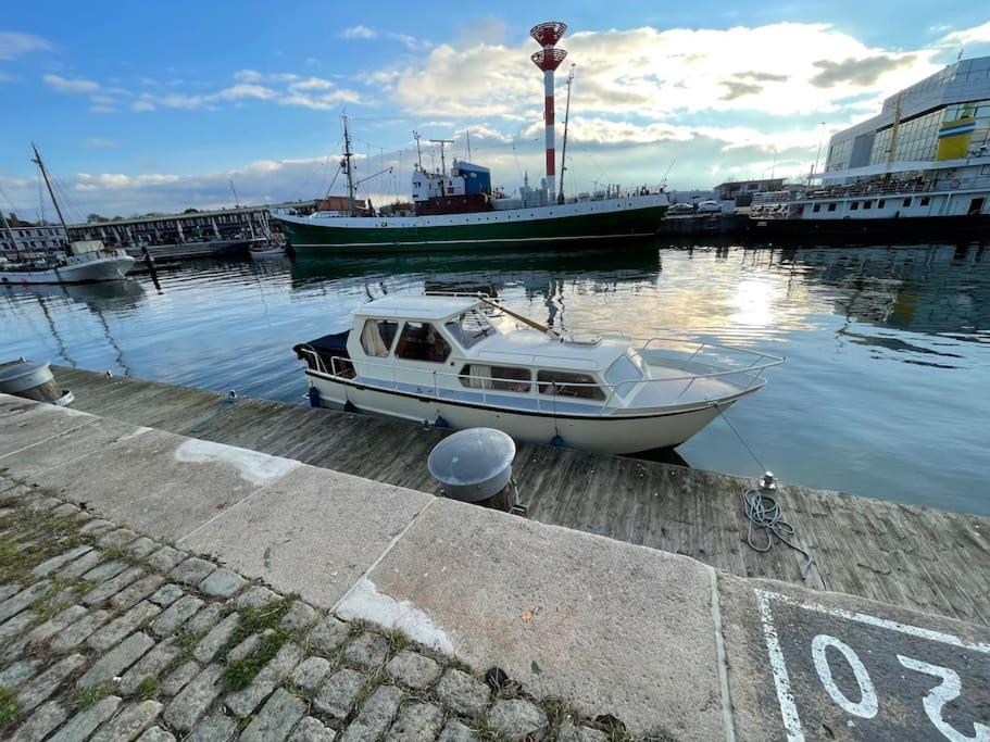 Suesses Motorboot - Bremen Ueberseestadt Exteriör bild