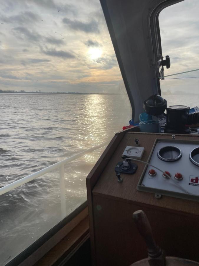Suesses Motorboot - Bremen Ueberseestadt Exteriör bild