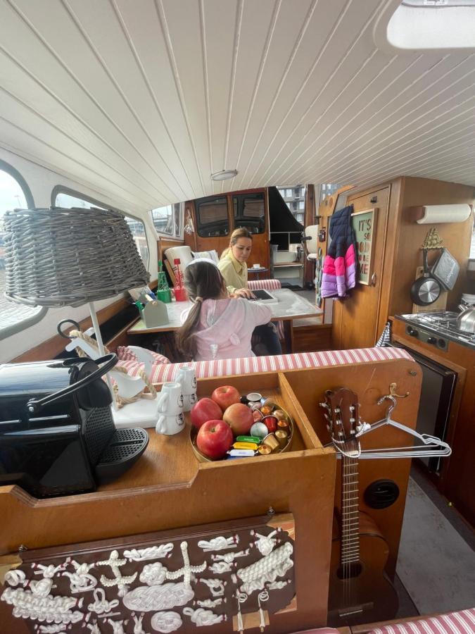 Suesses Motorboot - Bremen Ueberseestadt Exteriör bild